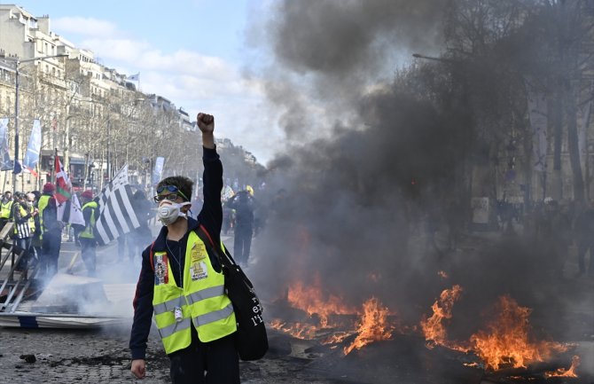 Protesti “žutih prsluka“ u Parizu: Majka i dijete spašeni iz požara 