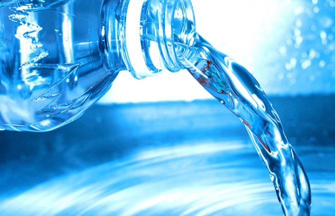 Novo istraživanje o kvalitetu flaširane vode zbunilo i naučnike, ne znaju šta su otkrili