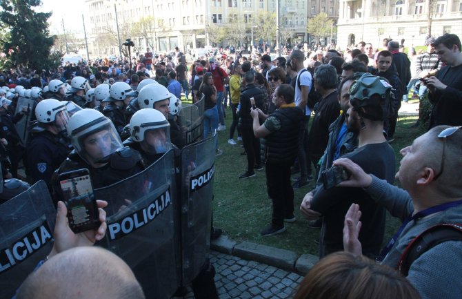 Demonstranti probili policijski kordon, Vučić: Srbija će očuvati stabilnost, makar poginuo
