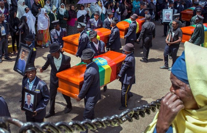 Etiopija: Hiljade ljudi na masovnoj sahrani žrtava avionske nesreće