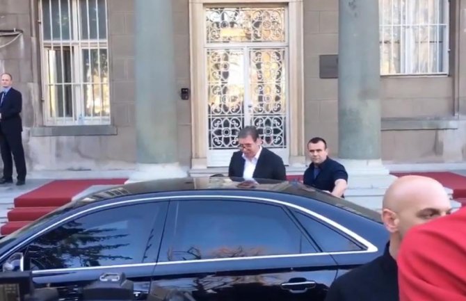 Vučić izašao iz Predsjedništva: Mirno izašao i odvezao se automobilom (VIDEO)