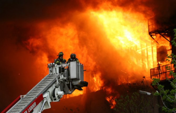 SAD: U požaru poginule najmanje četiri osobe