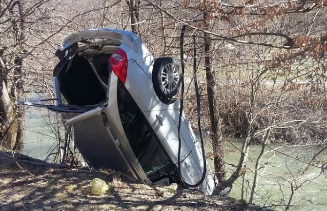 Bijelo Polje: Automobil završio na obali rijeke, povrijeđen vozač