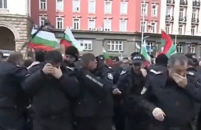 Bugarski policajci sami sebe isprskali biber-sprejem (VIDEO)