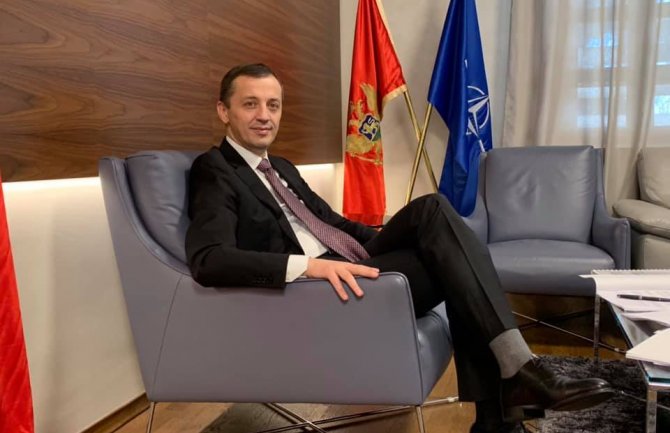 Ministar Bošković u rasparenim čarapama 