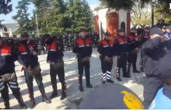 Tirana: Spriječen ulazak demonstranata u parlament, gađali policiju petardama (VIDEO)