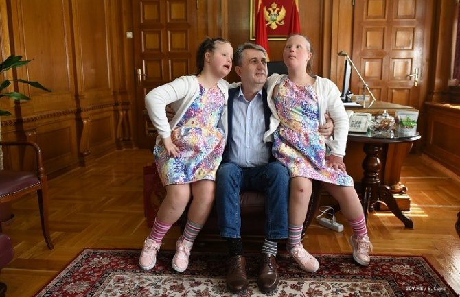 Ministar Nuhodžić u šarenim čarapama ugostio sestre Irmu i Ildu(FOTO)