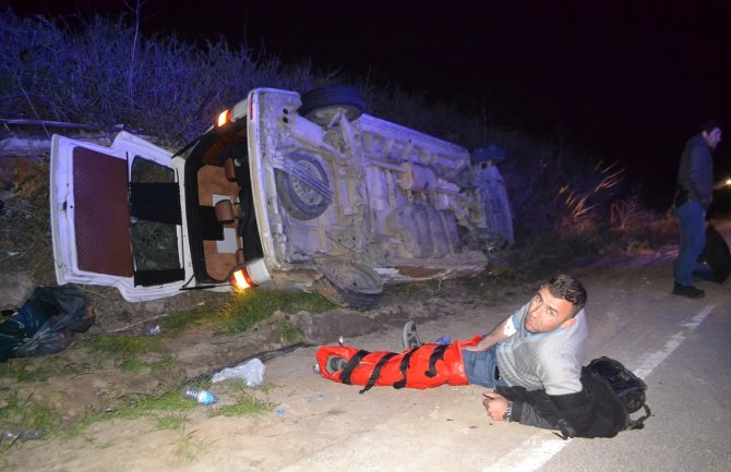 Turska: U prevrtanju minibusa sa migrantima povrijeđeno 15 osoba