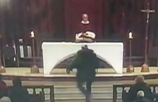 Kanada: Sveštenik izboden tokom mise, uhapšen napadač (VIDEO)