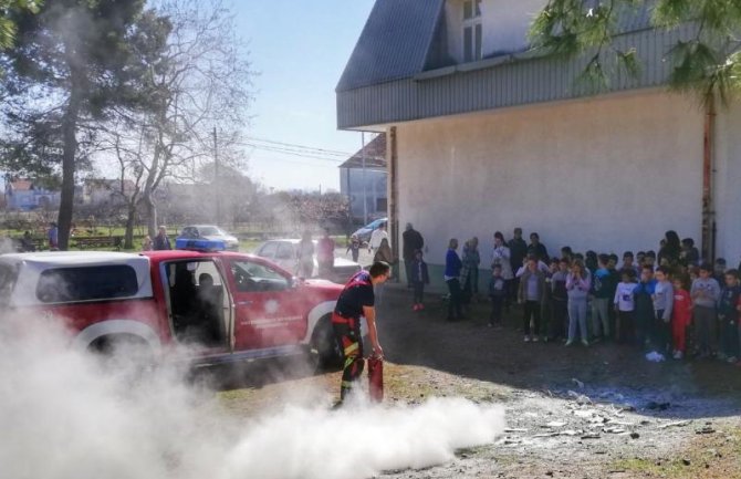 Nastavnici i đaci učili od vatrogasaca kako da postupe u slučaju požara (FOTO)