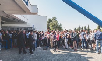 Prodaja ulaznica za meč Crna Gora - Engleska: Stotine navijača čekaju u redu kartu