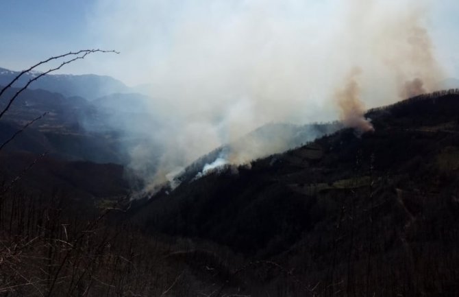 Pogledajte snimke velikog požara u Kolašinu: Plamen dopire i do magistralnog puta (VIDEO)