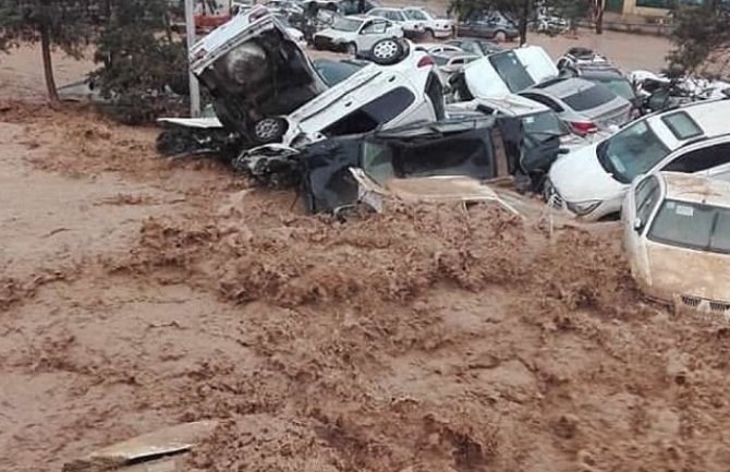 Poplave u Iranu: Bujica nosila oko 200 vozila, najmanje 11 mrtvih (VIDEO)