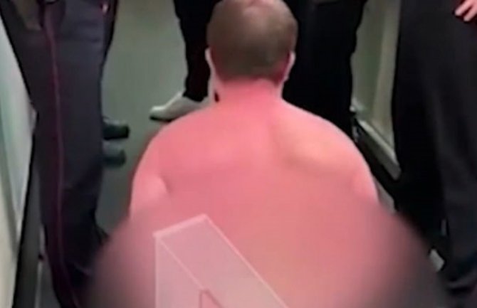 Moskva: Uhapšen jer je pokušao nag da se ukrca u avion (VIDEO)