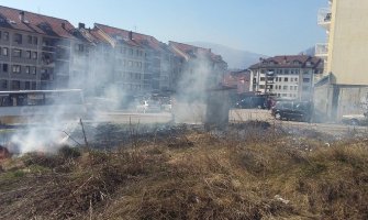 Bijelo Polje: U naselju Rasadnik zapaljeno smeće, plamen prijetilo da ošteti auta