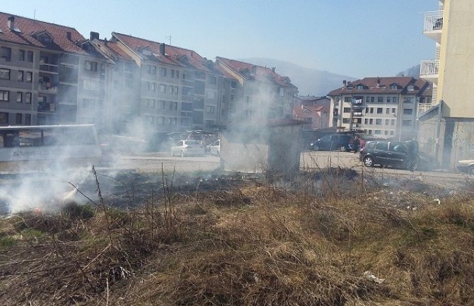 Bijelo Polje: U naselju Rasadnik zapaljeno smeće, plamen prijetilo da ošteti auta