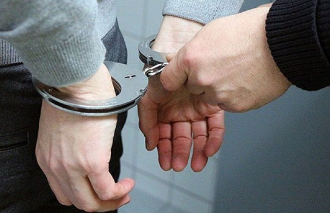 Podgorica: Uhapšeni maloljetnici, oteli torbu sa novcem, jedan opljačkao kladionicu 