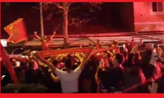 Fudbalska groznica u Podgorici: Poslušajte  himnu u Njegoševoj (VIDEO)