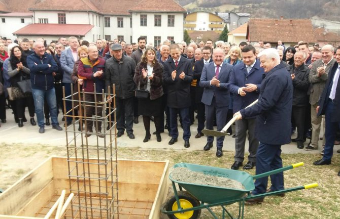Marković položio kamen temeljac za školu u B. Polju: Ono što obećamo, to i uradimo