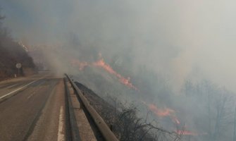 Jak vjetar jutros ponovo razbukatao požar u Seocima, otežava gašenje vatre (FOTO)