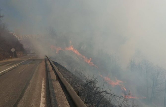 Jak vjetar jutros ponovo razbukatao požar u Seocima, otežava gašenje vatre (FOTO)