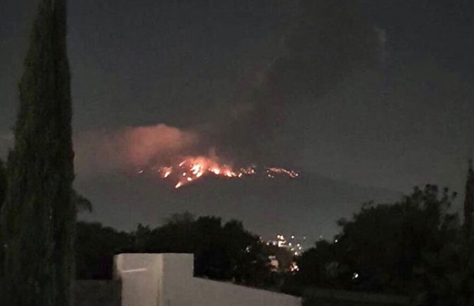  Meksiko: Proradio Popokatepetl, izbacivao dim u visini od 3.000 metara
