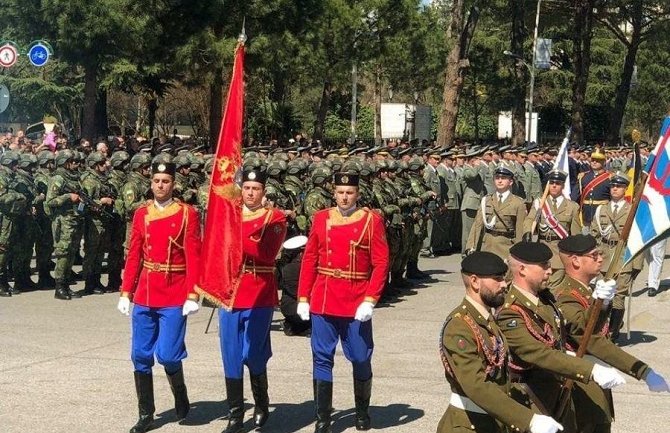 Pripadnici Počasne garde Crne Gore na ceremoniji obilježavanja 10 godina članstva Albanije u NATO