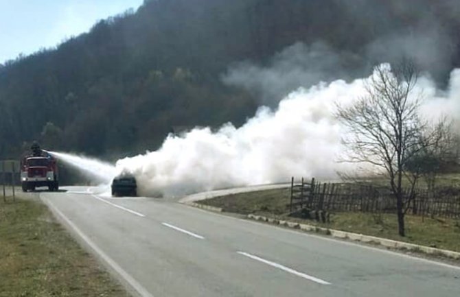 Kod Bijelog Polja auto se zapalilo u vožnji