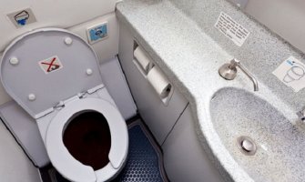 Da li ste se ikada zapitali šta se događa kada pustite vodu u toaletu aviona?