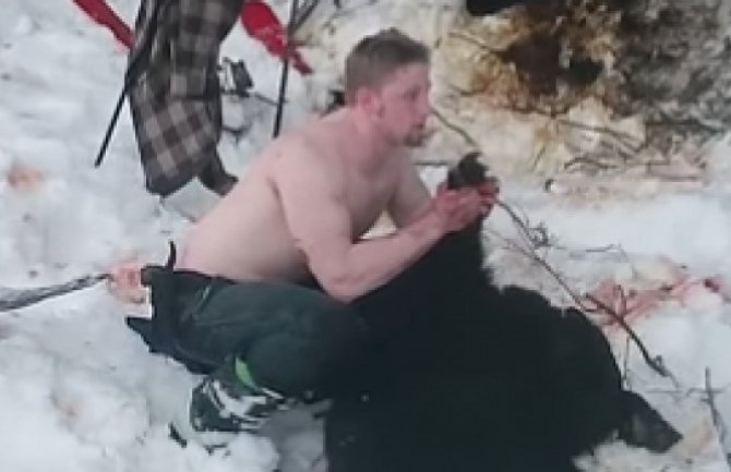 Užas na Aljasci: Ubili medvjedicu sa mladuncima i slikali se, nijesu slutili da ih snima kamera (VIDEO)