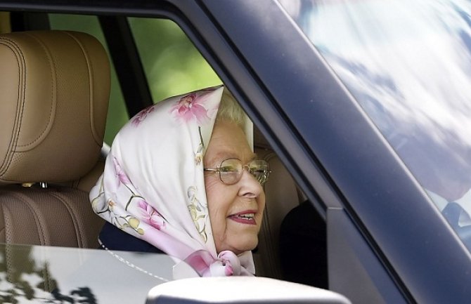 Britanska kraljica u 93. godini za volanom: Savjetuju je da odustane od vožnje (FOTO)
