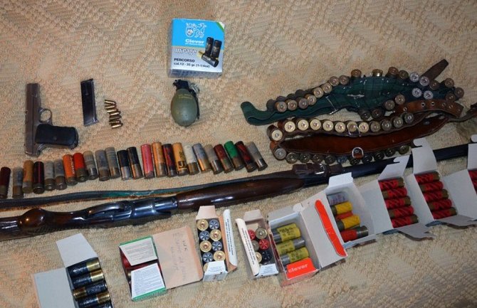 Uhapšen Podgoričanin, polciija pretresom pronašla bombu, pušku i municiju