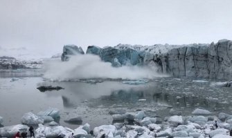 Island: Odronio se dio glečera, turisti bježali od talasa koji je nastao (VIDEO)