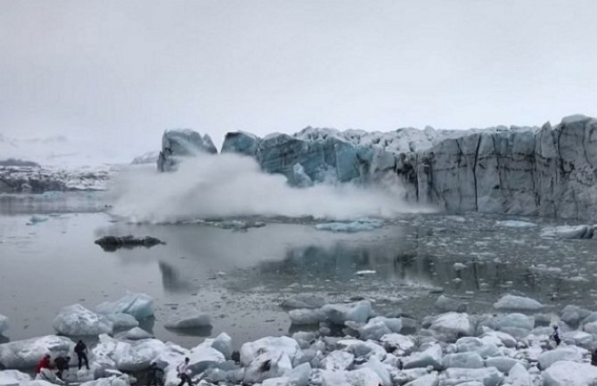 Island: Odronio se dio glečera, turisti bježali od talasa koji je nastao (VIDEO)