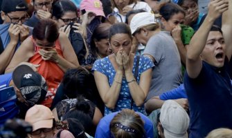 Haos u Venecueli se nastavlja: Probijene blokade, narod u potrazi za hranom i ljekovima (FOTO)
