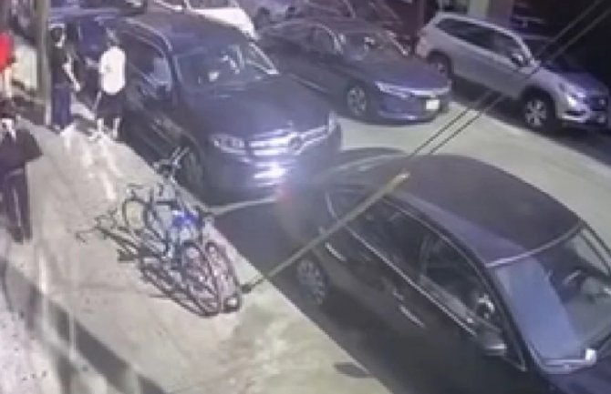 Iznervirani policajac odlučio da ne piše kazne nego da udara automobilom (VIDEO)