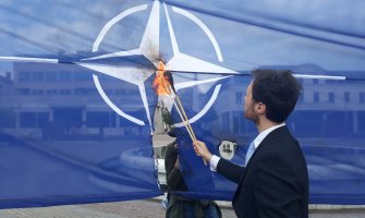 Milačić na trgu zapalio NATO zastavu (FOTO)