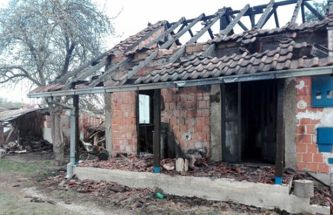 Valjevo: Zapalio kuću pa se pred vatrogascima polio benzinom i zapalio