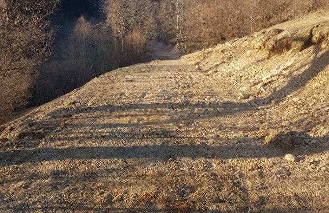 Kad se komšije slože: Mještani sami probili put u selu Vergaševići(FOTO)