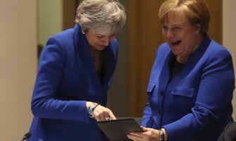 Tereza Mej i Angela Merkel na samit došle isto obučene (FOTO)