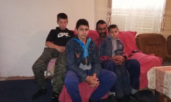 Potrebna pomoć samohranom ocu trojice dječaka iz DG: Žive u trošnoj kući koja je bila staja