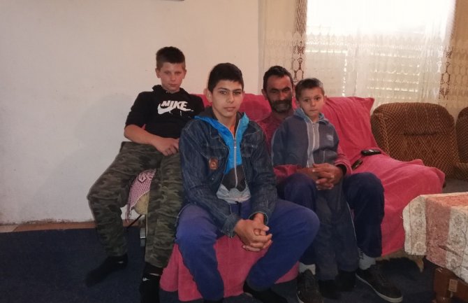 Potrebna pomoć samohranom ocu trojice dječaka iz DG: Žive u trošnoj kući koja je bila staja