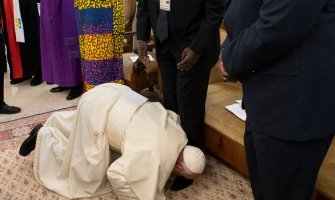 Papa ljubio stopala vođama Južnog Sudana