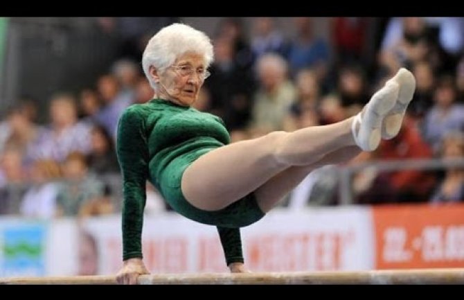 Uprkos godinama ne odustaje od gimnastike: Zadivljujuća gipkost i snaga u 93.godini(VIDEO)