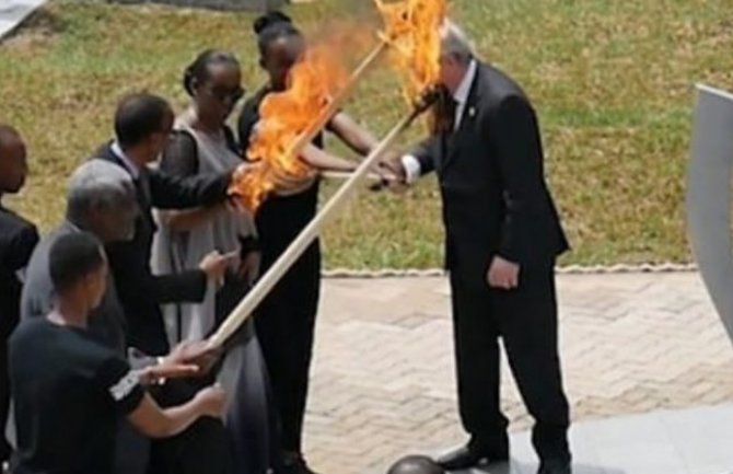 Junker zamalo zapalio prvu damu Ruande (VIDEO)