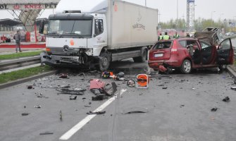 Kraljevo: U sudaru traktora, kamiona i automobila poginula jedna osoba