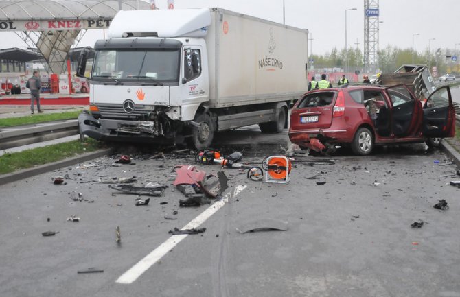Kraljevo: U sudaru traktora, kamiona i automobila poginula jedna osoba
