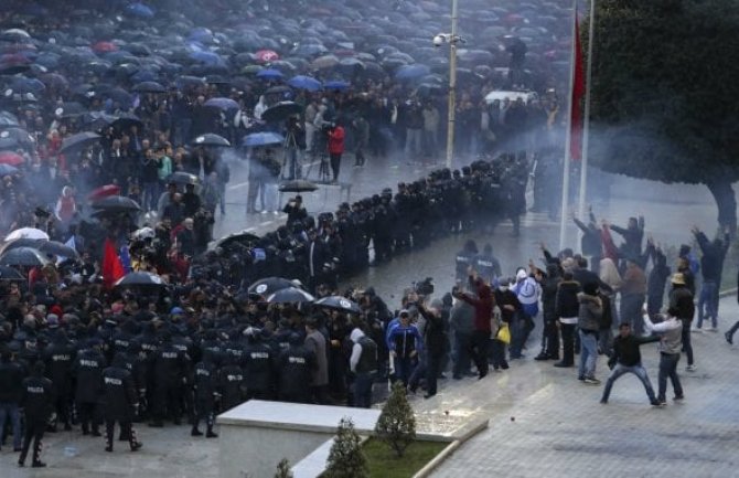 Haos na ulicama Tirane: Sukobi demonstranata sa policijom (VIDEO)