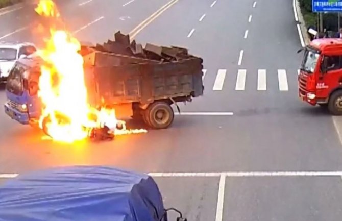 Motociklista udario u rezervoar kamiona, planuo u sekundi (VIDEO)