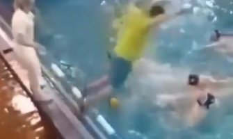 Nesvakidašnji događaj obilježio vaterpolo utakmicu: Trener skočio na glavu igraču (VIDEO)